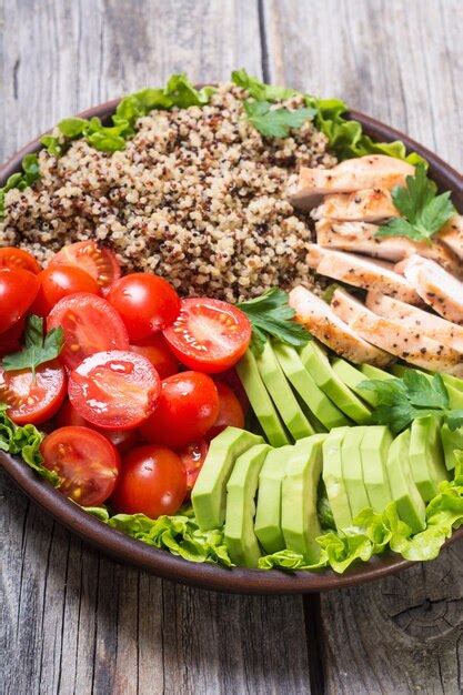 Ensalada De Quinua Con Pollo Con Aguacate Y Tomates Foto Premium