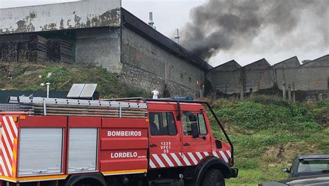 Inc Ndio Em F Brica De M Veis Destr I Zona De Polimentos Imediato