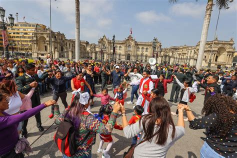 Polic A Nacional Celebr El D A De La Canci N Criolla En La Plaza De