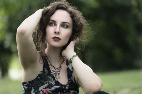 Model Model Mata Biru Brunette Kedalaman Lapangan Gadis Lipstik Kalung Wallpaper HD