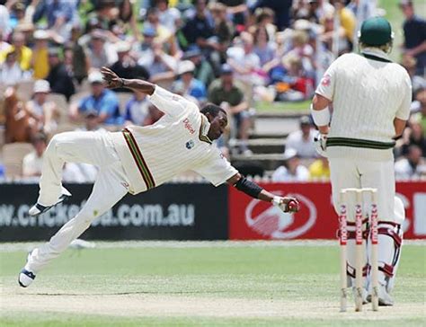 Dwayne Bravo Takes A Stupendous Catch Off Shane Warne Espncricinfo