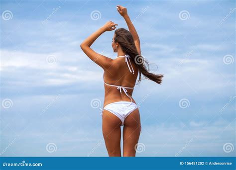 Mujer Sexy En Bikini Blanco Con Fondo Azul Foto De Archivo Imagen De Retrato Libre 156481202