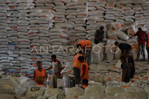 Penyaluran Bantuan Pangan Beras Tahun Antara Foto