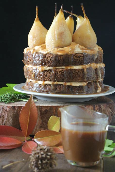 Naked cake de peras con mousse de caramelo y peras en almíbar con salsa de toffee Cook the cake