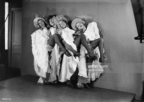 Danseuses De French Cancan Dans Un Cabaret à Paris France En 1933