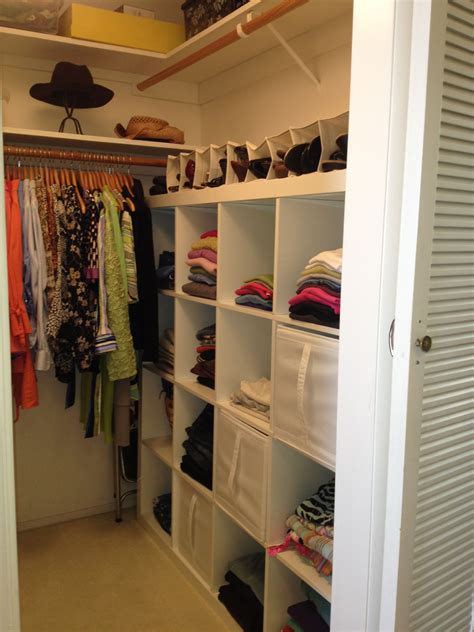 20+ Organized Small Walk In Closet - DECOOMO