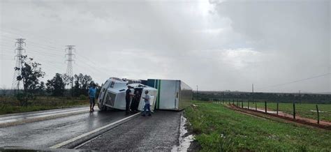 Caminh O Tomba Na Br Ap S Chuva E Fortes Ventos E Condutor Sai