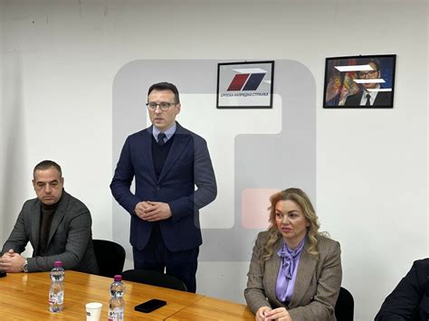 Predstavnici Sns Srbi Da U To Ve Em Broju Iza U Na Izbore Februara