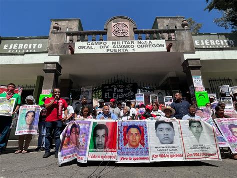 Padres de los normalistas de Ayotzinapa levantan plantón tras informe