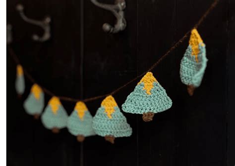 K Christmas Bunting Free Crochet Pattern Knotsosquare