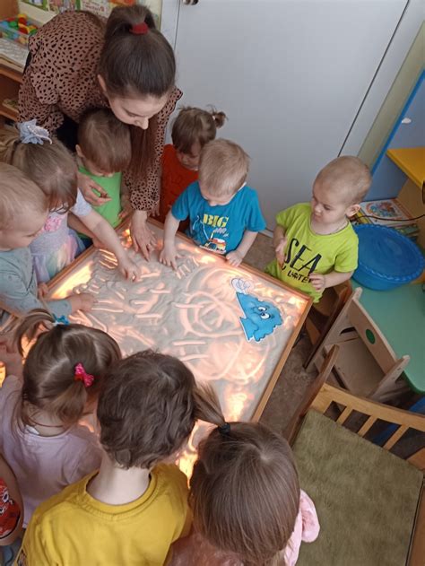 Игры с песком на световом столе во второй группе раннего возраста