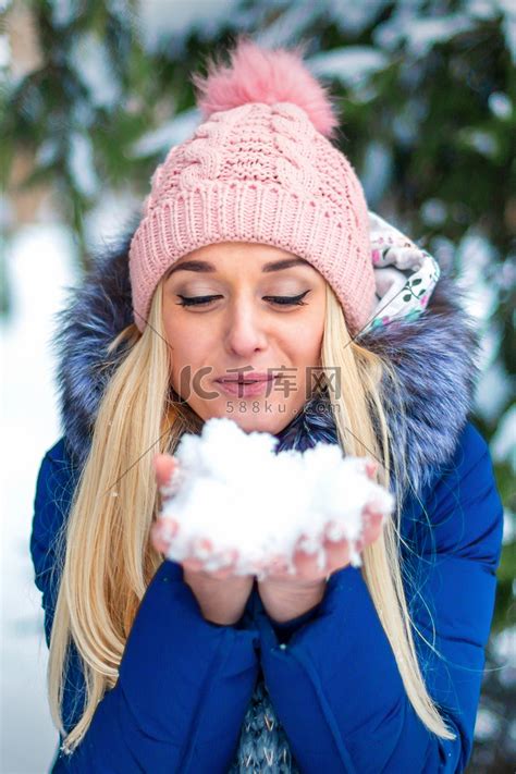 女人在雪地上吹气高清摄影大图 千库网