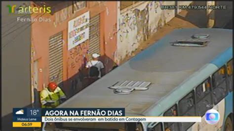 Vídeo Dois ônibus se envolvem em batida na Fernão Dias em Contagem