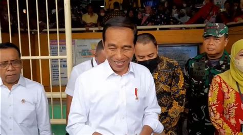 Demi Lihat Jokowi Warga Rela Panjat Pembatas Jalan Di Pasar Wonokromo