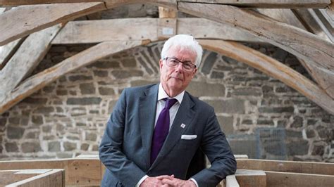 Ken Follett Poursuit Son Art Des Séries Historiques Dans Les Armes De