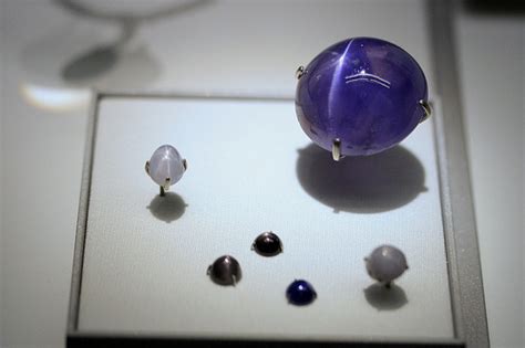 Минерал, камень корунд: свойства, цвета: красный, синий, желтый ...