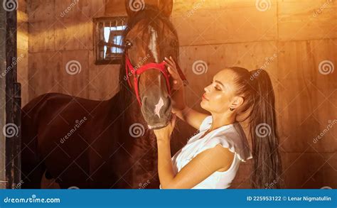 Jeune Femme Brunette Avec Ponytail Baisers Cheval Avec Sourire Photo Stock Image Du Amiti