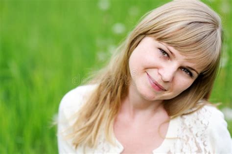 Het Portret Van De Close Up Van Mooie Jonge Blonde Vrouw Stock Foto Image Of Weide Pasvorm