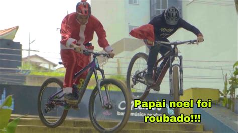 Em Pleno O Papai Noel Roubado Entregando Presentes Youtube