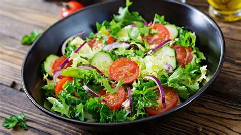 Estos son los ingredientes que NO debes añadir a las ensaladas para que