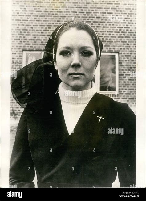 Contrato De Diana Rigg Para Los Vengadores Fotos E Im Genes De Stock