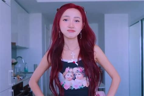 Trolls Say I Look Like A Surfboard Because I M Flat Chested But I Feel Hot The Mirror