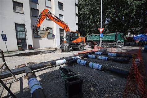 FOTO LJETNI RADOVI U GRADU Uoči nove sezone grijanja mijenjaju se