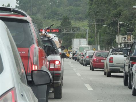 G1 Motoristas enfrentam trânsito lento na Rodovia Mogi Bertioga