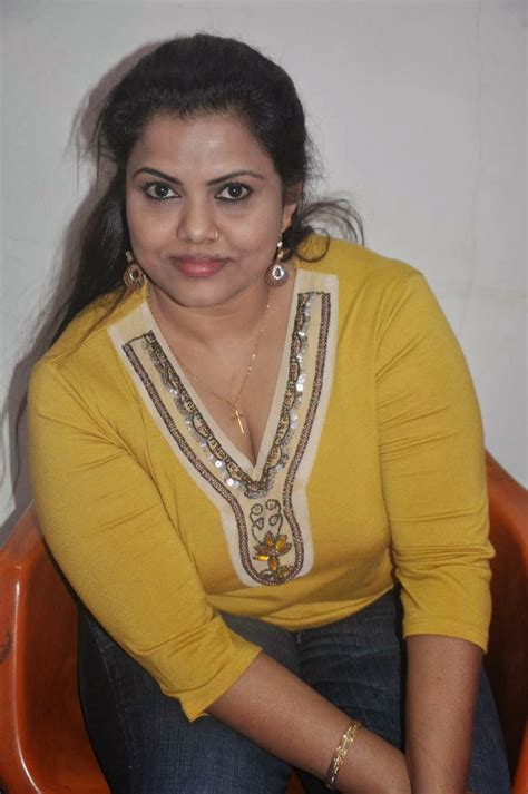 Hot Kerala Mallu House Wife Prameela Kutty Sexposing Deep Cleavage Sexy Boobies Showing Private