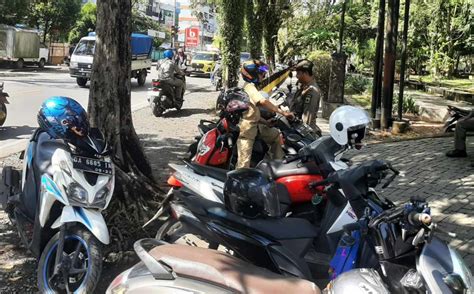 Juru Parkir Resmi Dan Ilegal Di Banjarmasin Sulit Dibedakan