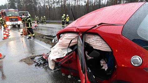 Fotos Graben Neudorf Zwei Schwerverletzte Personen Bei Frontalcrash