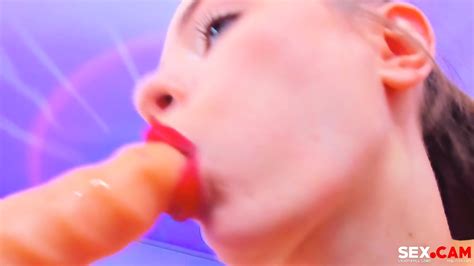 Kinky Babe Suck Her Dildo With Passion