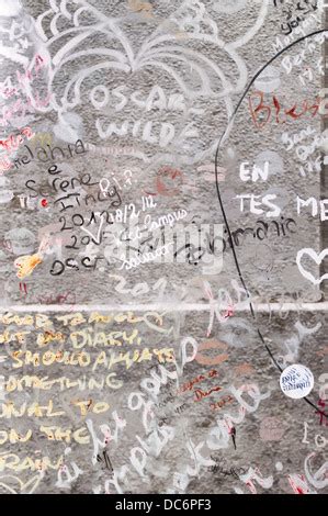 Oscar Wilde grave tumba en el cementerio de Père Lachaise Diseñado