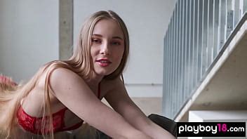 La petite muse blonde russe Stella enlève sa lingerie rouge et pose XVIDEOS