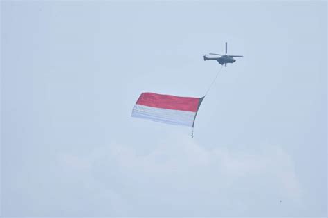 18 Pesawat Tempur Dan 8 Helikopter TNI Terbang Melintas Di Istana