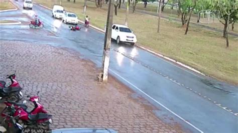 Vídeo Motociclista é atropelado por veículo em RO Rondônia G1