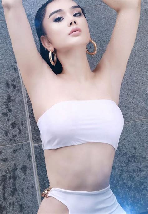 Lâm Khánh Chi diện bikini khoe dáng gợi cảm đốt mắt