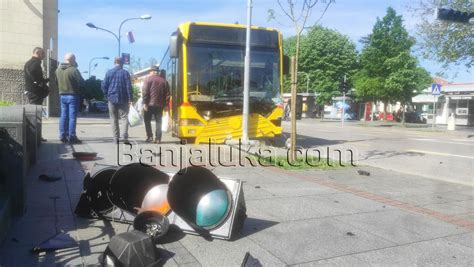 Foto Vijest Autobus Udario U Stub Rasvjete Kod Gradske Uprave