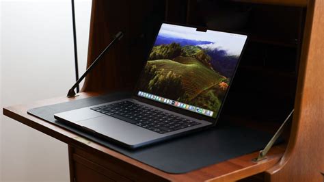 Apple MacBook Pro 14 (M3, 2023) review: goodbye touchbar | Digital ...