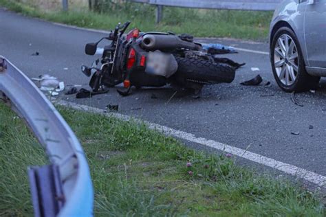 Hattingen Motorradfahrer St T Mit Auto Zusammen Und Wird