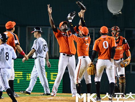 Mk포토 바티스타 `내 마무리 완벽했어~` 네이트 스포츠