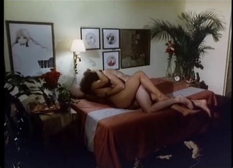 Naked Yirah Aparicio In El D A De Los Alba Iles