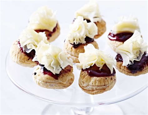 Mini feuilletés à la Tête de Moine AOP et confiture de cerises noires