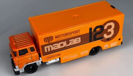 Машинка Premium Hot Wheels Mazda RX GT та Транспортер Sakura Sprinter Mad Mike Team Transport