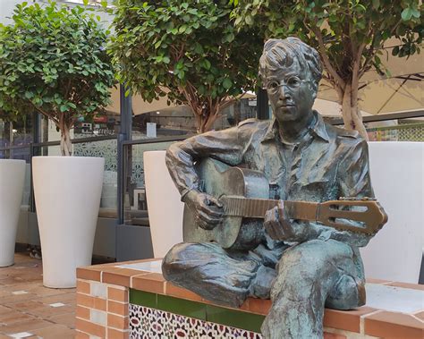 Estatua De John Lennon Monumento Al Beatle En Almer A