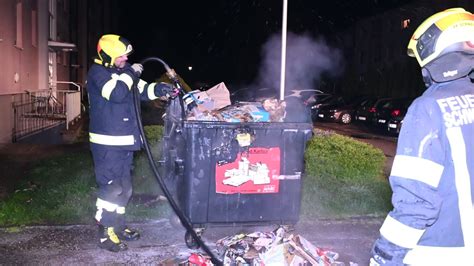 Feuerwehreinsatz Brand von mehreren Abfallcontainern Vöcklabruck