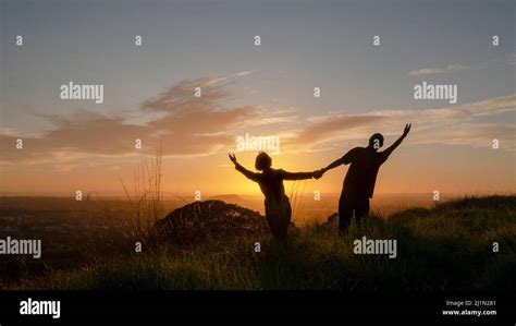 Offene Arme Silhouette Fotos Und Bildmaterial In Hoher Aufl Sung Alamy