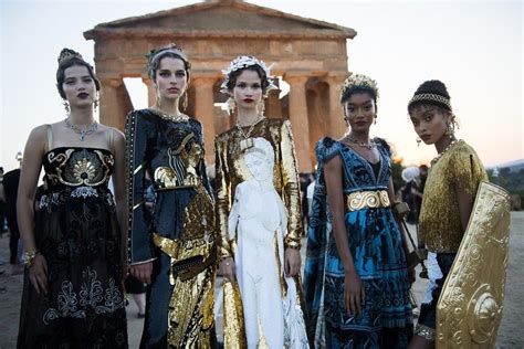 Dolce And Gabbana Ad Agrigento La Sfilata Dellalta Moda Nel Tempio