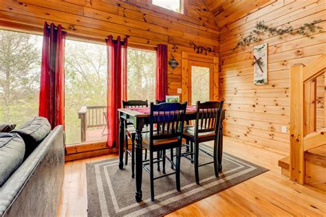 Bearly Naked Treehouse Cabin With Hot Tub In Gatlinburg Tennessee