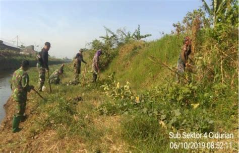 Satgas Citarum Sektor Bersihkan Sampah Di Aliran Sungai Cidurian